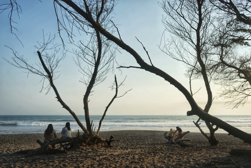 Pengunjung menikmati panorama di kawasan wisata pantai Goa Cemara, Bantul, DI Yogyakarta, Senin (14/10/2019).