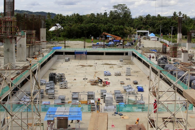 Pekerja menyelesaikan pembangunan venue aquatic PON 2020 di Kampung Harapan Sentani, Jayapura, Papua, Senin (14/10/2019).