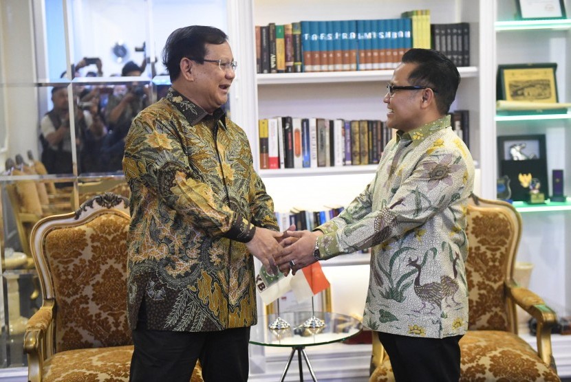 Ketua Umum PKB Muhaimin Iskandar (kanan) berjabat tangan dengan Ketua Umum Partai Gerindra Prabowo Subianto (kiri).