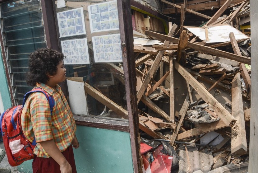 Siswa Sekolah SLB (Sekolah Luar Biasa) Tipe C Bundaku mengamati ruang kelas yang rusak di Bekasi, Jawa Barat, Selasa (15/10/2019). 