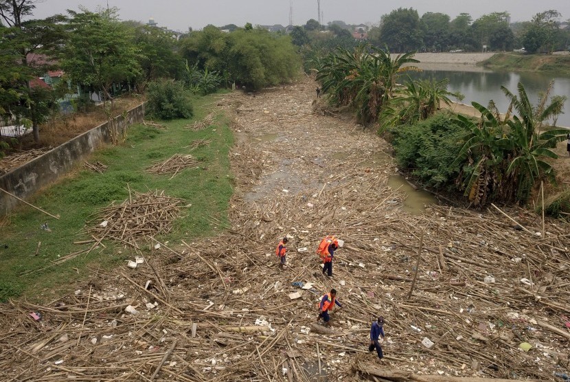 Petugas gabungan membersihkan tumpukan sampah yang menyumbat aliran air Sungai Cikeas, di kawasan Jatiasih, Kota Bekasi, Jawa Barat, Selasa (15/10/2019). 