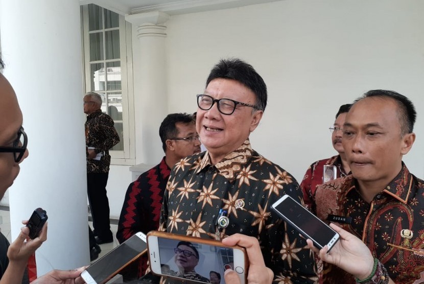 Menteri Dalam Negeri Tjahjo Kumolo saat diwawancarai wartawan di Istana Wakil Presiden, Jakarta, Selasa (15/10).