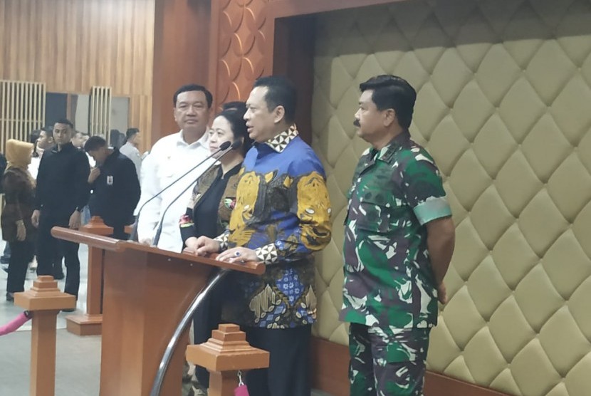 Ketua MPR Bambang Soesatyo menyampaikan keterangan kepada media usai menggelar rapat koordinasi dengan Kapolri, TNI, BIN dan sejumlah kementerian jelang  pelantikan Presiden dan Wakil Presiden 20 Oktober 2019 mendatang, Selasa (15/10).