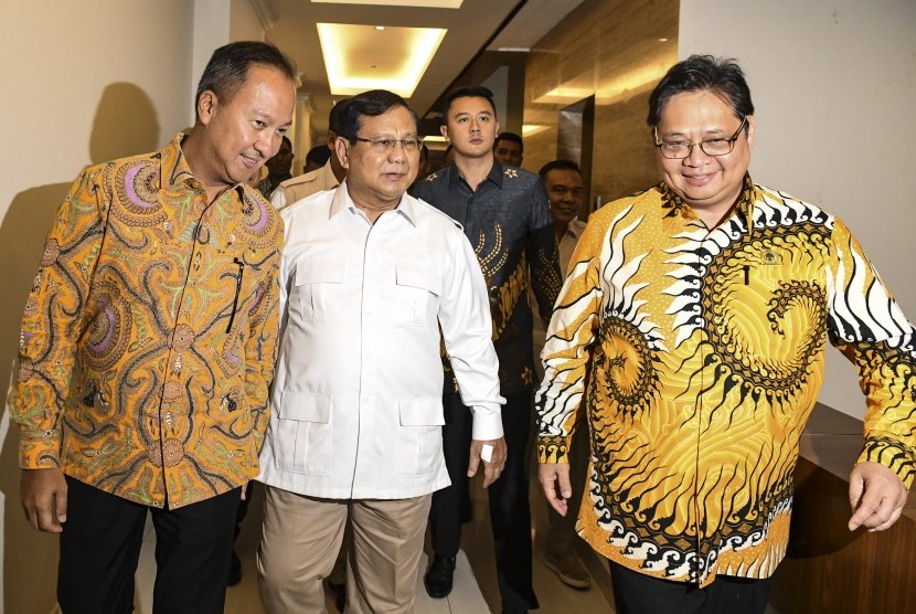 Ketua Umum Partai Golkar Airlangga Hartarto (kanan) berjalan bersama Ketua Umum Partai Gerindra Prabowo Subianto (tengah) dan Pengurus DPP Partai Golkar Agus Gumiwang Kartasasmita (kiri) saat akan melakukan pertemuan di Jakarta, Selasa (15/10/2019).