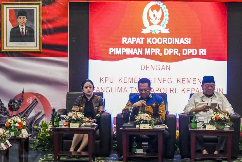 Ketua MPR Bambang Soesatyo (tengah) bersama Ketua DPR Puan Maharani (kiri) dan Ketua DPD La Nyalla Mattalitti (kanan) memimpin rapat koordinasi di Ruang Delegasi, Gedung Nusantara V, Kompleks Parlemen, Senayan, Jakarta, Selasa (15/10/2019).