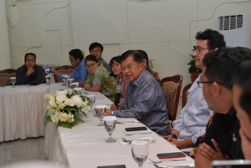 Jelang lima hari berakhir jabatan, Wakil Presiden Jusuf Kalla mengajak puluhan wartawan wakil presiden makan siang bersama di Kantor Wakil Presiden, Jakarta, Selasa (15/10).