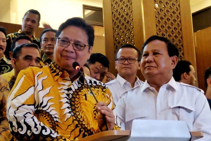 Ketua Umum DPP Partai Golkar Airlangga Hartarto bertemu dengan Ketua Umum DPP Partai Gerindra Prabowo Subianto di kantor DPP Partai Golkar, Slipi, Jakarta Barat, Selasa (15/10/2022).