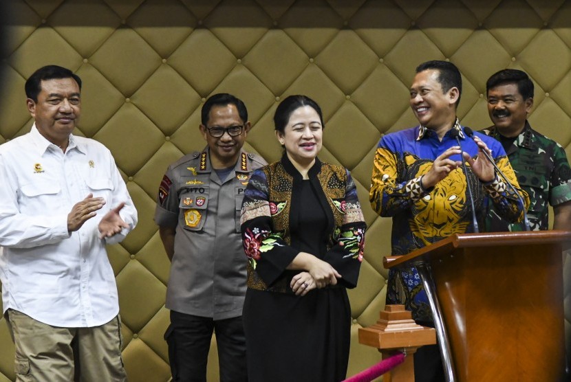 Ketua MPR Bambang Soesatyo (kedua kanan) bersama Ketua DPR Puan Maharani (tengah), Kepala BIN Budi Gunawan (kiri), Kapolri Jenderal Pol Tito Karnavian (kedua kiri) dan Panglima TNI Marsekal TNI Hadi Tjahjanto (kanan) memberikan keterangan pers usai menggelar rapat koordinasi di Gedung Nusantara V, Kompleks Parlemen, Senayan, Jakarta, Selasa (15/10/2019). 