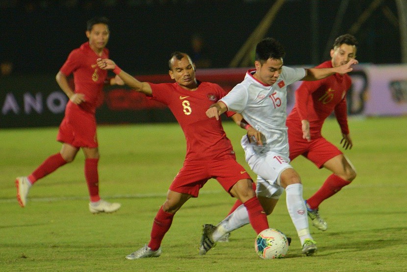 Pesepak bola Timnas Indonesia Riko Simanjuntak (kedua kiri) berebut bola dengan pesepak bola Timnas Vietnam Pham Duc Hui (kedua kanan) dalam pertandingan Grup G Kualifikasi Piala Dunia 2022 zona Asia di Stadion I Wayan Dipta, Gianyar, Bali, Selasa (15/10/2019).