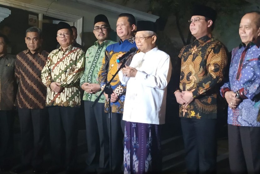 Wakil presiden terpilih 2019-2024 Ma'ruf Amin menyampaikan keterangan kepada media didampingi pimpinan MPR di kediaman Ma'ruf, Menteng, Jakarta, Selasa (15/10).
