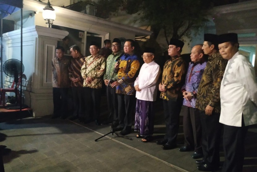 Wakil presiden terpilih 2019-2024 Ma'ruf Amin menyampaikan keterangan kepada media didampingi pimpinan MPR di kediaman Ma'ruf, Menteng, Jakarta, Selasa (15/10).