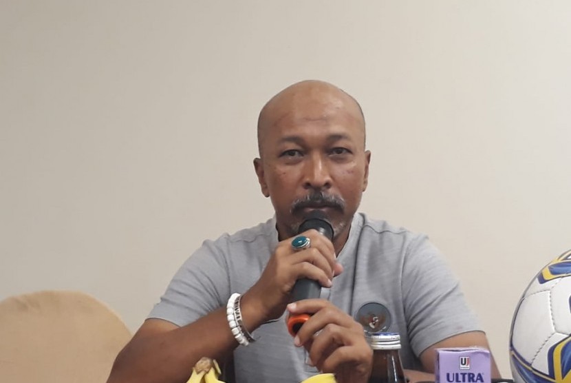 Pelatih Borneo FC, Fakhri Husaini. Borneo dan Fakhri sepakat untuk mengakhiri kerja sama sebelum Liga 1 musim 2021/2022 ini berakhir.
