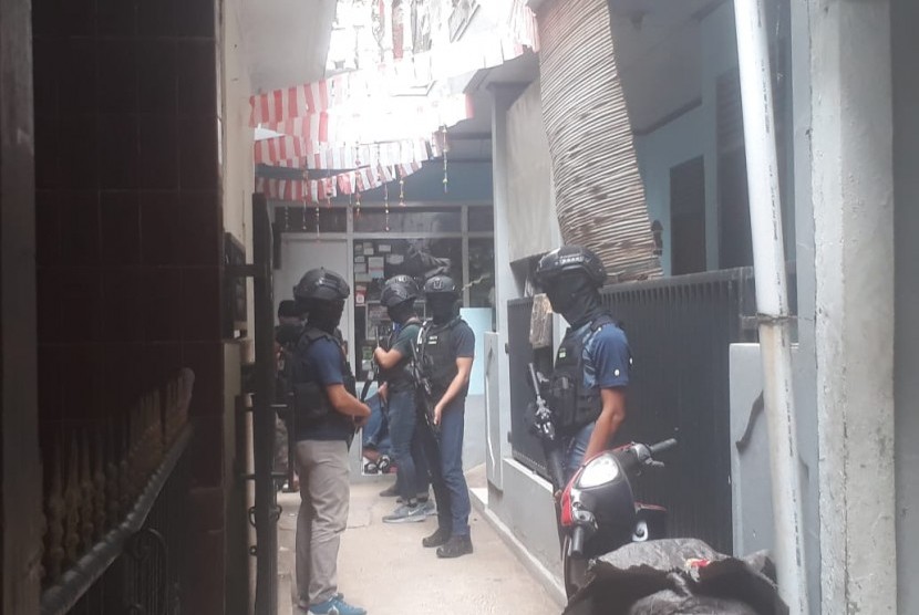 Densus 88 Antiteror menggeledah sebuah rumah terduga teroris berinisal R di pemukiman padat penduduk di Jalan 1 Gang III, RT 07 RW 02, Kelurahan Cijagra, Kecamatan Lengkong, Kota Bandung. Berdasarkan informasi yang dihimpun, penggeledahan dilakukan sejak pukul 11.00 Wib.