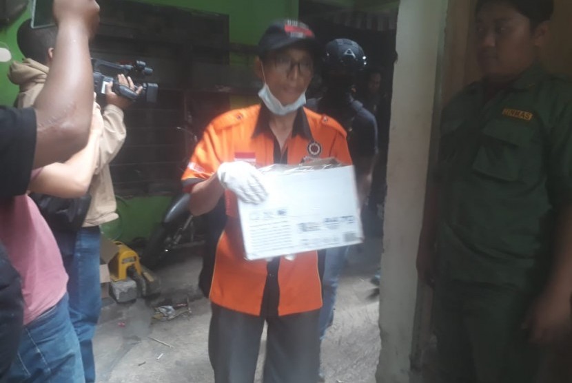 Densus 88 Antiteror menggeledah sebuah rumah terduga teroris berinisal R di pemukiman padat penduduk di Jalan 1 Gang III, RT 07 RW 02, Kelurahan Cijagra, Kecamatan Lengkong, Kota Bandung. Berdasarkan informasi yang dihimpun, penggeledahan dilakukan sejak pukul 11.00 Wib.