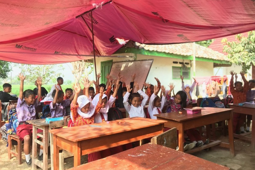 Siswa-siswi SDN Malangsari II, Desa Malangsari, Kecamatan Pedes, Kabupaten  Karawang terpaksa belajar di pekarangan rumah dan di bawah terpal. Bangunan  sekolah mereka rusak sejak 2017 dan belum diperbaiki.