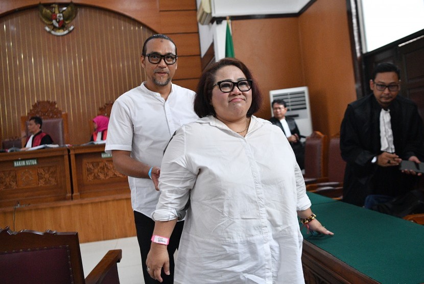 Dua terdakwa kasus dugaan penyalahgunaan narkotika, Tri Retno Prayudati atau Nunung (kanan) dan suaminya July Jan Sambiran meninggalkan ruangan seusai sidang lanjutan di Pengadilan Negeri Jakarta Selatan, Jakarta, Rabu (16/10/2019). 