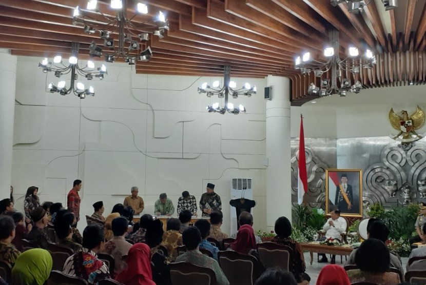 Nota Kesepahaman tentang Penyelenggaraan Layanan Sertifikasi Halal bagi Produk yang wajib bersertifikasi halal antara 11 kementerian dan lembaga disaksikan oleh Wakil Presiden Jusuf Kalla dilakukan di Kantor Wakil Presiden, Jakarta, Rabu (16/10) hari ini.
