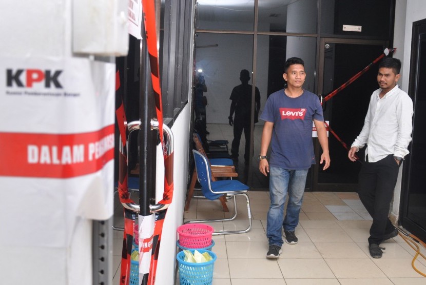 Pegawai Dinas Pekerjaan Umum (PU) Pemkot Medan melintas di depan ruangan kantor bidang Drainase PU yang disegel KPK, di Medan, Sumatera Utara, Rabu (16/10/2019).