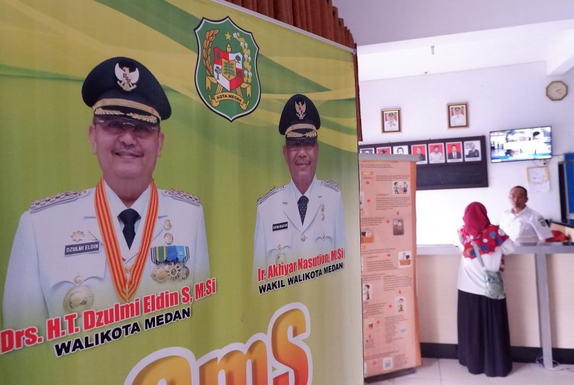 Pegawai Dinas Pekerjaan Umum (PU) Pemkot Medan berada di kantor pasca OTT KPK , di Medan, Sumatera Utara, Rabu (16/10/2019). 