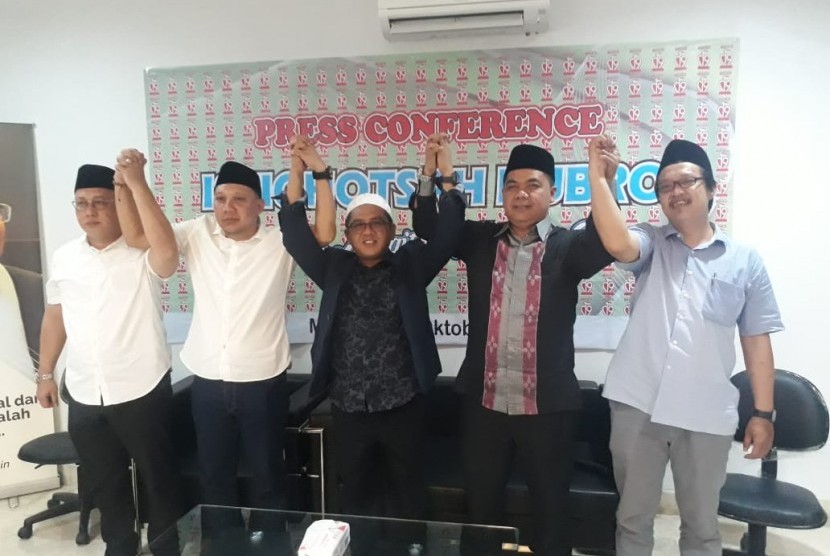  Putra KH. Ma'ruf Amin, Gus Syauqi (kopyah putih) saat konferensi pers di Markas Master C19, Menteng, Jakarta Pusat, Rabu (16/10)
