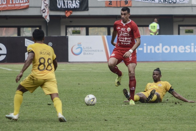 Pesepak bola Persija Jakarta Xandao (tengah).