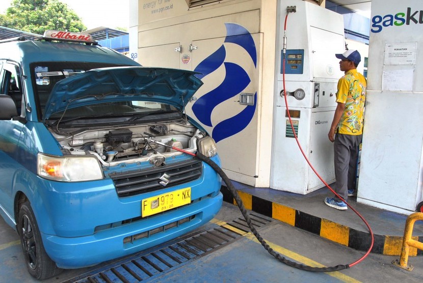 Kementerian ESDM sebut penggunaan BBG bisa tekan impor. Foto petugas melakukan pengisian bahan bakar gas (BBG), (ilustrasi).