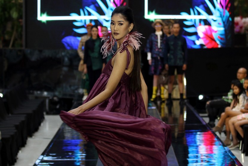Model membawakan busana rancangan Adit Haidar saat Surabaya Fashion Week (SFW) 2019.