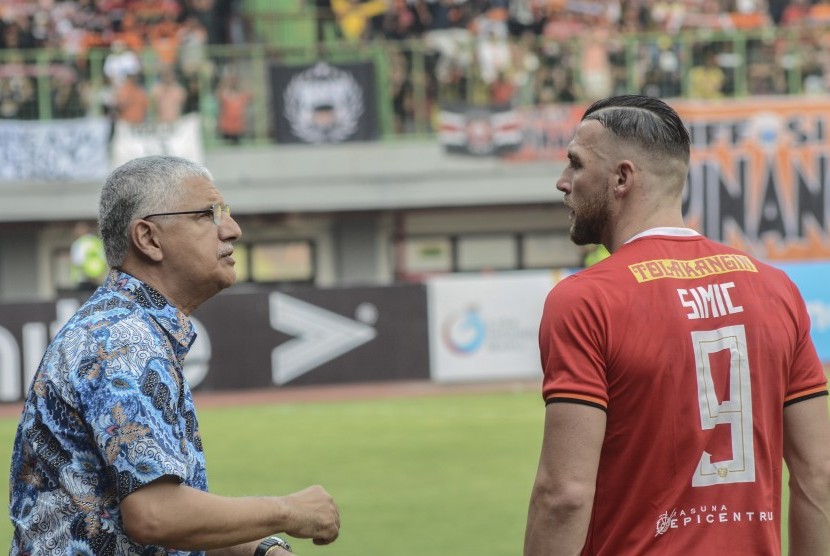 Pelatih baru Persija Edson Araujo Tavares (kiri) memberi arahan kepada Marko Simic (kanan) saat pertandingan Persija melawan Semen Padang Fc, di Stadion Patriot Chandrabhaga, Bekasi, Jawa Barat, Rabu (16/10/2019).