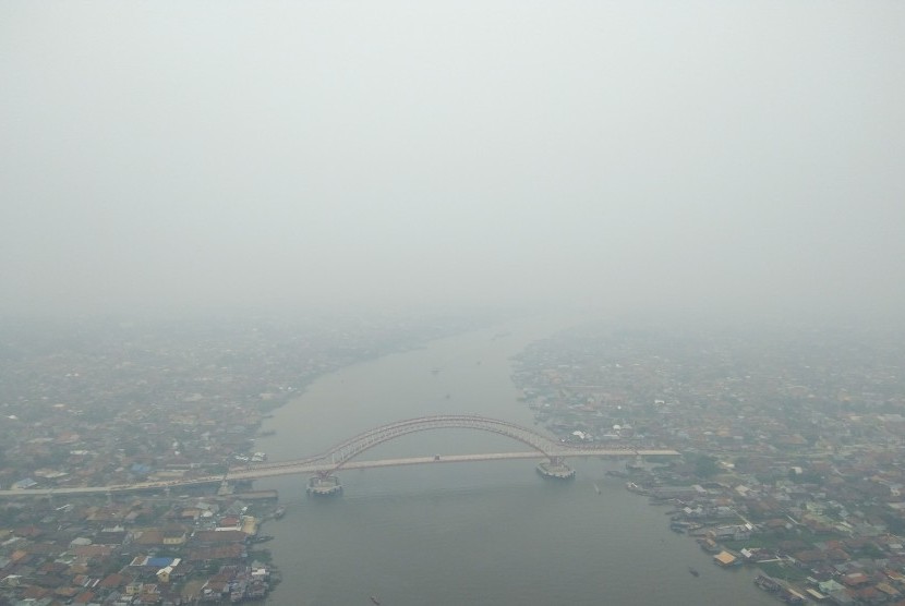 Foto udara kawasan kota Palembang yang tertutup kabut asap di Palembang, Sumatera Selatan, Rabu (16/10/2019). 