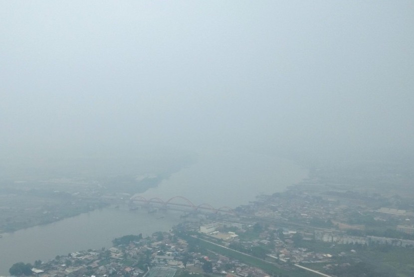 Foto udara kawasan Musi II Palembang yang tertutup kabut asap di Palembang, Sumatera Selatan, Rabu (16/10/2019).