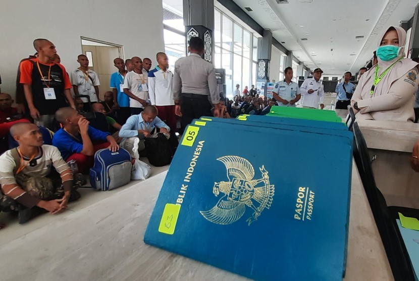 Sejumlah Pekerja Migran Indonesia (PMI) berkumpul untuk menjalani pendataan saat tiba di Pos Lintas Batas Negara (PLBN) Entikong, Kabupaten Sanggau, Kalimantan Barat, Rabu (16/10/2019).