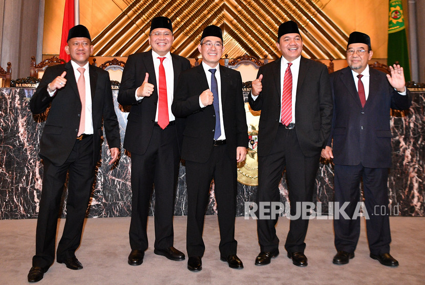 (kiri ke kanan) Lima anggota Badan Pemeriksa Keuangan (BPK) Pius Lustrilanang, Daniel Lumban Tobing, Hendra Susanto, Achsanul Qosasi dan Harry Azhar Azis berpose usai melaksanakan Pengucapan Sumpah Jabatan Anggota BPK Periode 2019-2024 di Mahkamah Agung, Jakarta, Kamis (17/10/2019). 