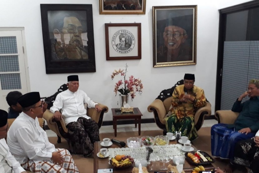 Ketua Umum Pengurus Besar Nahdlatul Ulama (PBNU), KH. Said Aqil Siradj saat silaturrahim dengan Wakil Pengasuh Pesantren Tebuireng KH. Abdul Hakim Mahfudz, Kamis (17/10). 