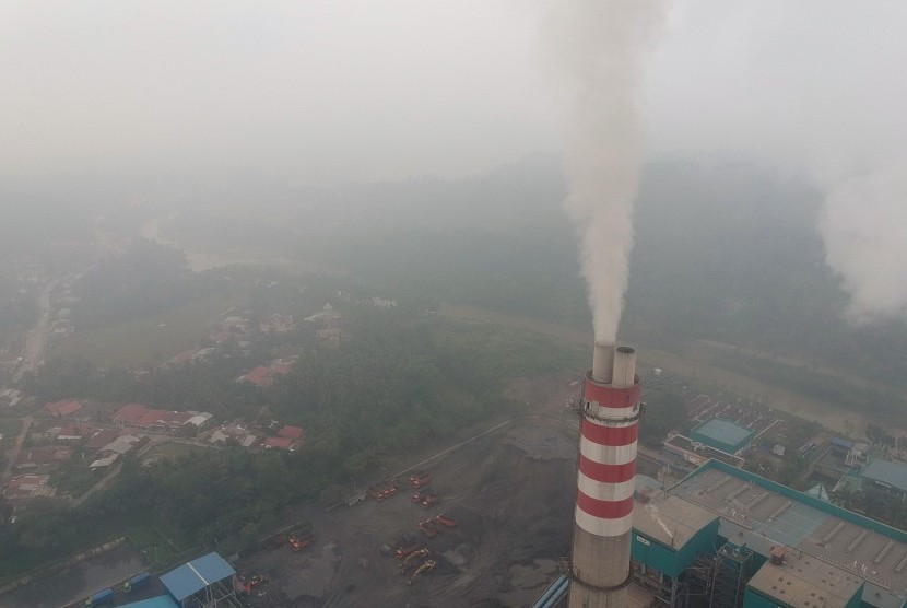 Foto udara cerobong di kawasan Pembangkit Listrik Tenaga Uap (PLTU) Ombilin di Desa Sijantang, Talawi, Sawahlunto, Sumatera Barat, Kamis (17/10/2019).