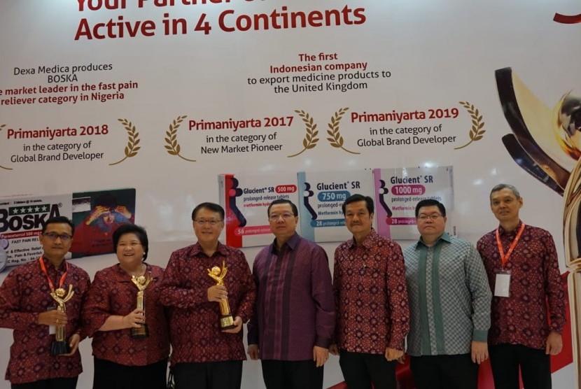 (Ki-ka) Direktur Dexa International Business Anndy Sembiring, Advisor Dexa International Business Grace Pandji, Presiden Direktur PT Ferron Par Pharmaceuticals Krestijanto Pandji, Pimpinan Dexa Group Ferry Soetikno, Sales Director OGB Dexa Tarcisius Randy, Direktur Dexa Laboratories of Biomolecular Science Dr Raymond Tjandrawinata, Chief Information Officer Dexa Medica Wimala Widjaja, di booth Dexa Group di Trade Expo Indonesia.