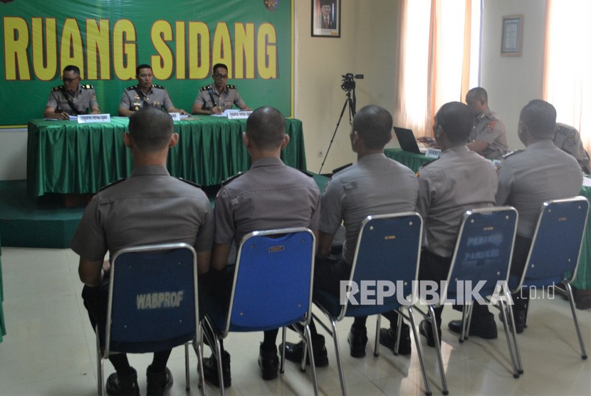 Lima orang polisi menjalani sidang disiplin di bidang Propam Polda Sulawesi Tenggara, Kendari, Sulawesi Tenggara, Kamis (17/10/2019). 