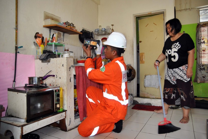 Teknisi Perusahaan Gas Negara (PGN) memeriksa jaringan gas rumah tangga di Rumah Susun Sederhana Sewa (Rusunawa) Menteng Asri, Kota Bogor, Jawa Barat, Kamis (17/10/2019).