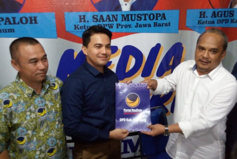 Sahrul Gunawan (tengah) saat mengembalikan formulir pendaftaran bacalon bupati/wakil bupati pada Pilkada Bandung 2020. 