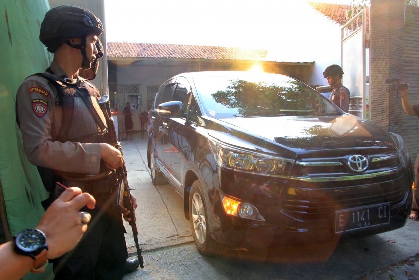 Polisi berjaga saat penggeledahan oleh tim Komisi Pemberantasan Korupasi (KPK) di rumah pribadi Bupati Indramayu Supendi di Sindang, Indramayu, Jawa Barat, Kamis (17/10/2019).
