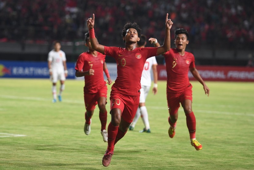 Penyerang sayap timnas Indonesia U-19 Amiruddin Bagus Kahfi (tengah) melakukan selebrasi usai mencetak gol ke gawang China U-19 saat laga uji coba di Gelora Bung Tomo, Surabaya, Jawa Timur, Kamis (17/10).
