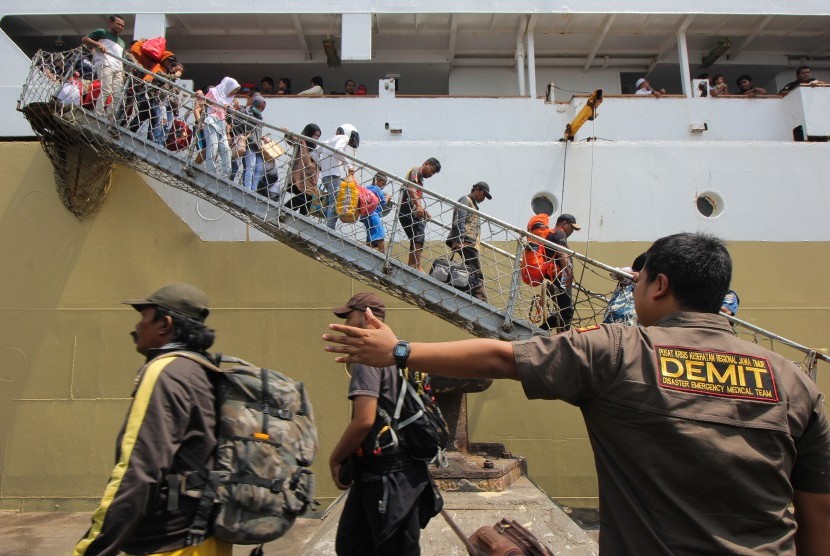 Sejumlah pengungsi dari Wamena turun dari KM Dobonsolo di Dermaga Jamrud Utara, Pelabuhan Tanjung Perak, Surabaya, Jawa Timur, Kamis (17/10/2019).