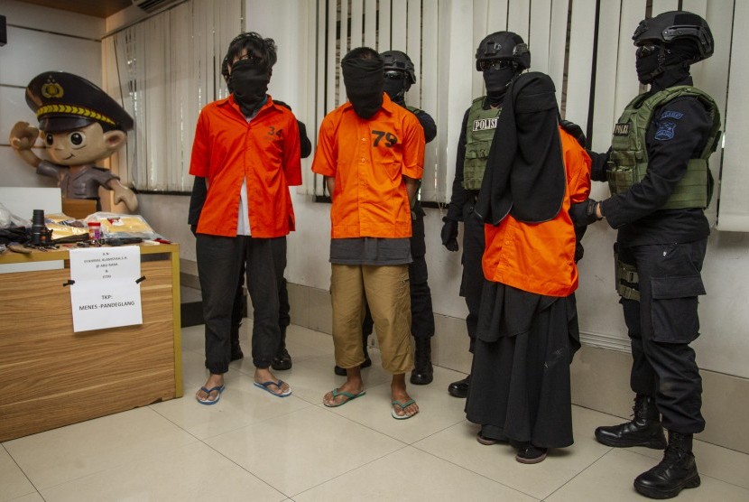 Petugas menghadirkan sejumlah terduga teroris saat konferensi pers pengungkapan kasus terorisme di Divisi Humas Mabes Polri, Jakarta. (ilustrasi)