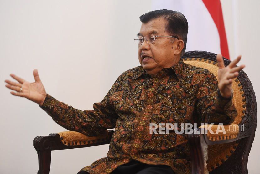 Wakil Presiden Jusuf Kalla menjawab pertanyaan saat sesi wawancara khusus dengan Antara di Jakarta, Kamis (17/10/2019).