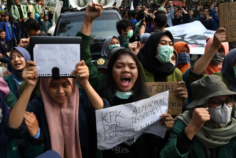 Sejumlah mahasiswa berunjuk rasa di Jalan Merdeka Barat, Jakarta, Kamis (17/10/2019).