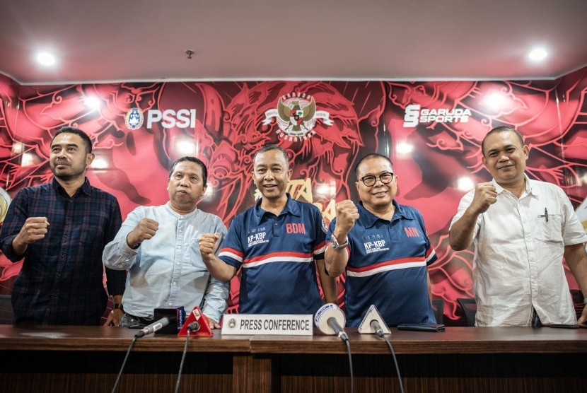 Anggota Komite Pemilihan (KP) PSSI Budiman Dalimunthe (tengah) bersama empat anggota Komite Banding Pemilihan (KBP) PSSI Ponaryo Astaman (kiri), Djoko Tetuko (kedua kiri), Mahfudin Nigara (kedua kanan), dan Alfis Primatra (kanan) berfoto bersama seusai memberikan keterangan pers terkait Kongres PSSI, di Kantor PSSI, Jakarta, Kamis (17/10/2019).