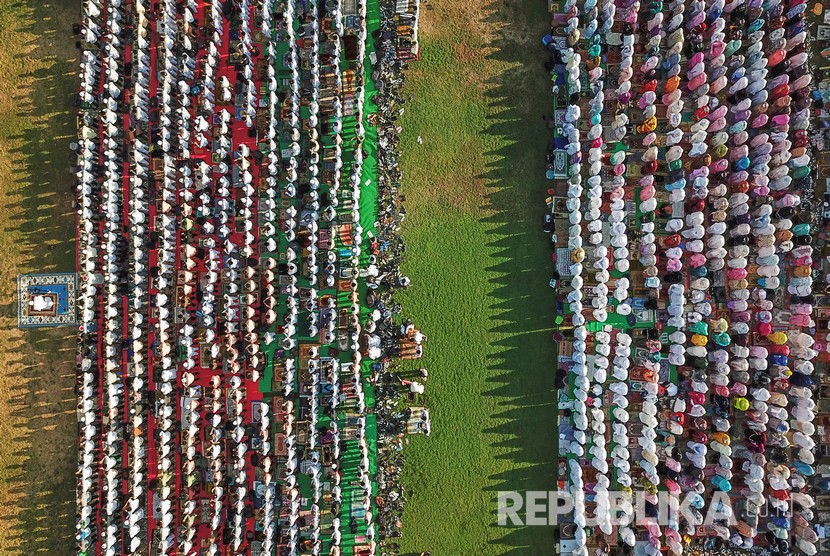 Foto udara umat Islam melaksanakan sholat minta hujan (Istisqa) di lapangan Bumi Gora Kantor Gubernur NTB di Mataram, Jumat (18/10/2019).