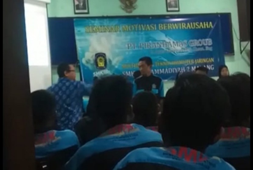 Salah satu cuplikan video pemukulan siswa SMK Muhammadiyah 2 Malang oleh motivator. 