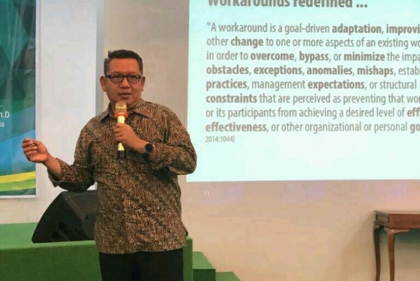 Rektor Universitas Islam Indonesia, Fathul Wahid, saat jadi  pembicara dalam Konferensi Ilmiah Mahasiswa di Universitas Islam Sultan  Agung (Unissula), Jumat (18/10).