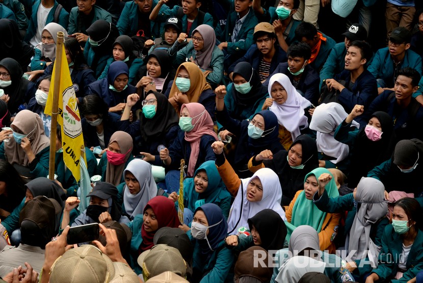 Sejumlah mahasiswa di Lampung berunjuk rasa di depan kantor Dewan Perwakilan Rakyat Daerah (DPRD) Lampung, Jumat (18/10/2019). 