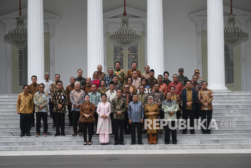 Presiden Joko Widodo (ketiga kiri) didampingi Ibu Negara Iriana Joko Widodo (kedua kiri) bersama Wakil Presiden Jusuf Kalla (ketiga kanan) dan Ibu Wakil Presiden Mufidah Jusuf Kalla (kedua kanan) berfoto bersama sejumlah menteri sebelum acara silaturahmi kabinet kerja di Istana Merdeka, Jakarta, Jumat (18/10/19). 